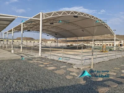 تركيب مظلة في مزرعة الشيخ عبدالرزاق بن داود – تنفيذ احترافي وجودة عالية