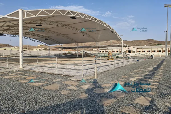 تركيب مظلة في مزرعه الشيخ الشيخ عبدالرزاق بن داود