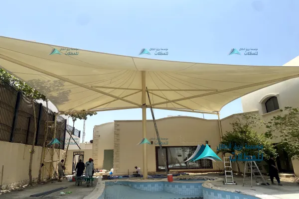 مظلات مخروطي شد إنشائي في فلة نجيب العيسائي في جدة