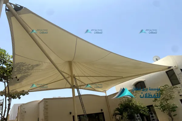 مظلات مخروطي شد إنشائي في فلة نجيب العيسائي في جدة